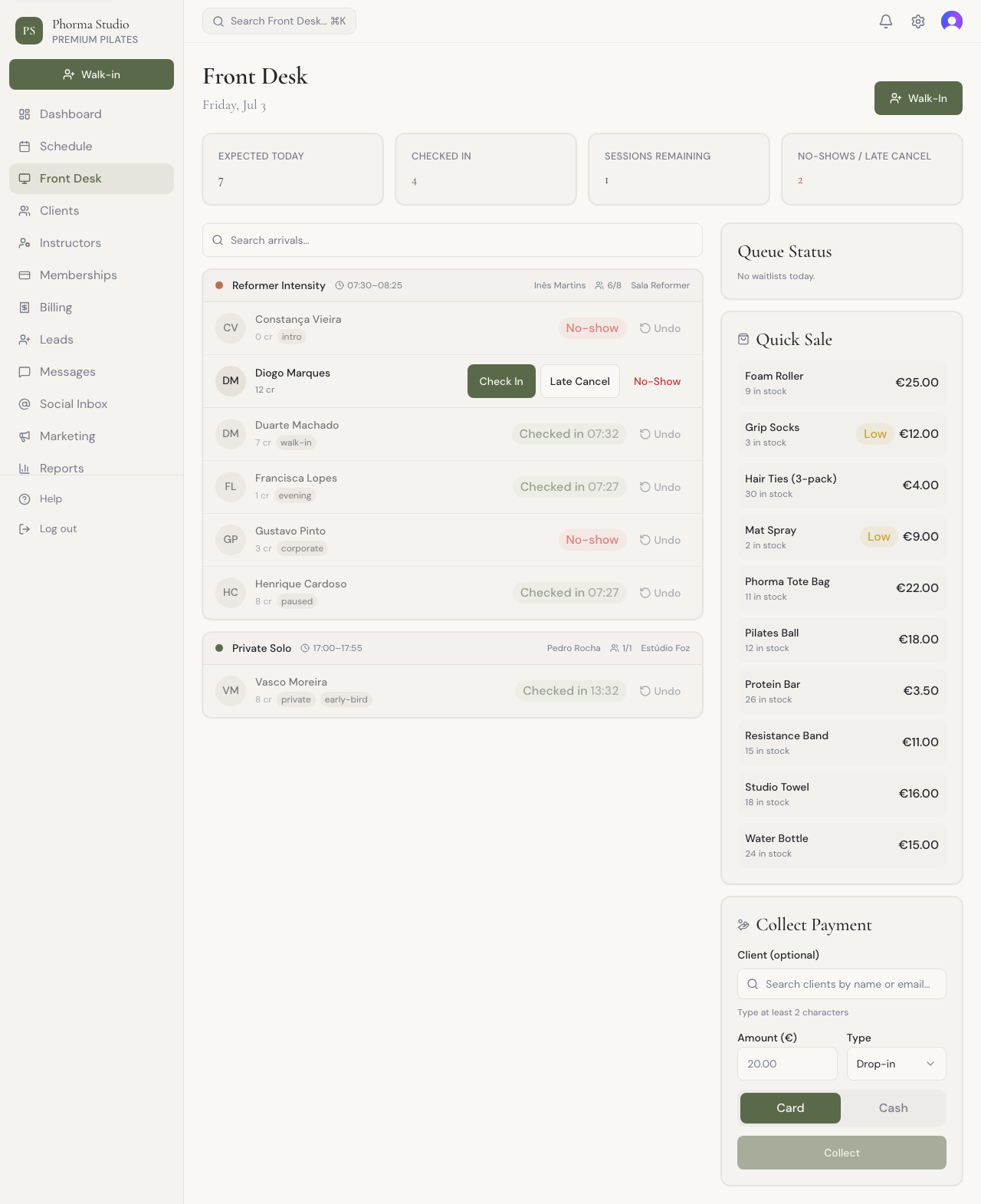 Phorma front desk: today's arrivals with check-in and no-show actions, next to quick sale and payment collection.